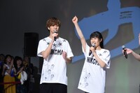 3番勝負に勝利し、喜ぶ片寄涼太（左）と土屋太鳳（右）。