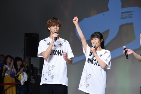 3番勝負に勝利し、喜ぶ片寄涼太(左)と土屋太鳳(右)。