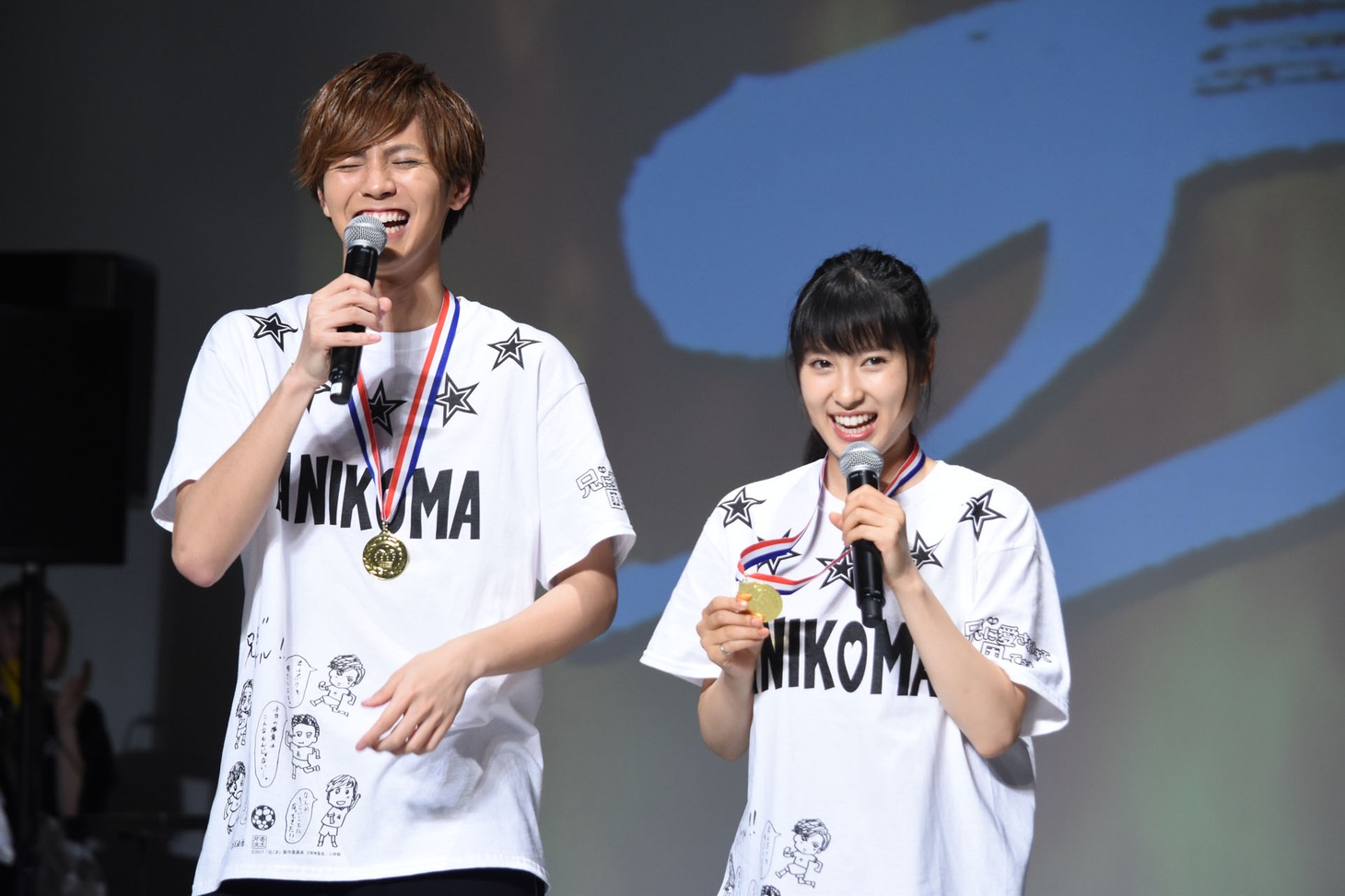 3番勝負に勝利した片寄涼太（左）と土屋太鳳（右）。
