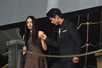 栗山千明（左）の手を取る中川大志（右）。