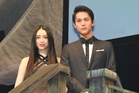 左から栗山千明、中川大志。