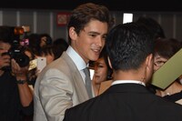 ファンと交流するブレントン・スウェイツ。