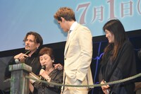 通訳をからかうジョニー・デップ（左）。