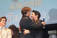 中川大志（右）とハグするジョニー・デップ（中央）。