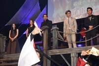 「パイレーツ・オブ・カリビアン／最後の海賊」夏祭りプレミアの様子。