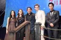 「パイレーツ・オブ・カリビアン／最後の海賊」夏祭りプレミアの様子。左から栗山千明、カヤ・スコデラーリオ、ジョニー・デップ、ブレントン・スウェイツ、中川大志。