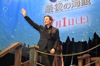 ファンに手を振るジョニー・デップ。