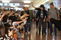 ファンに手を振るジョニー・デップ（右から2人目）。