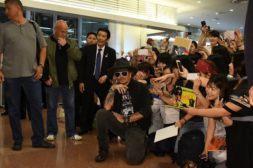 ファンと記念撮影をするジョニー・デップ（中央）。