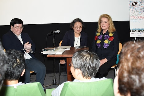 カトリーヌ・ドヌーヴ（右）と筒井武文（左）。