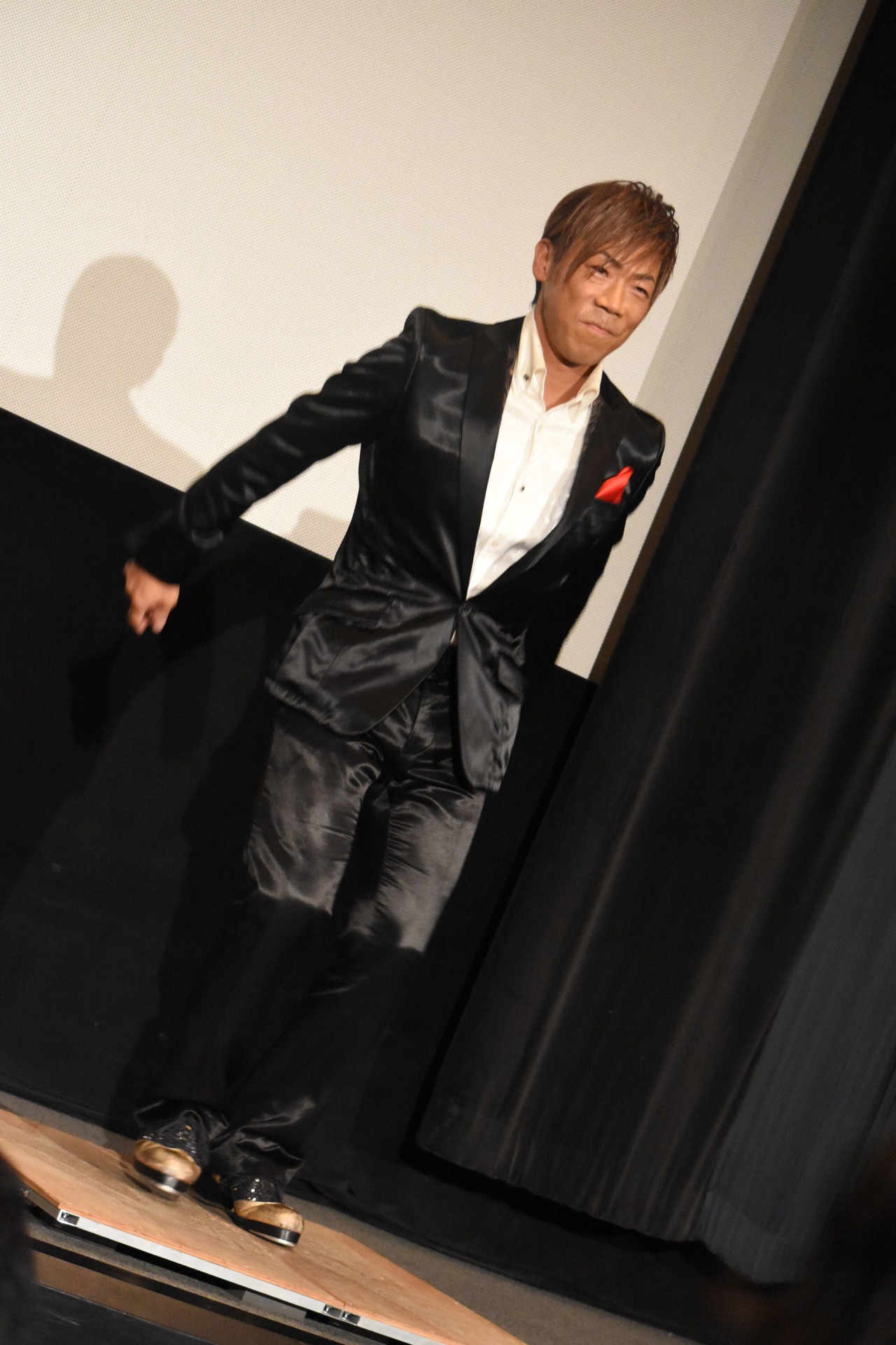 タップダンスのステップを披露するHIDEBOH。