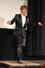 タップダンスのステップを披露するHIDEBOH。