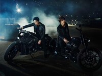 「HiGH&LOW THE MOVIE 2 / END OF SKY」より、左から登坂広臣演じる雨宮広斗、TAKAHIRO演じる雨宮雅貴。