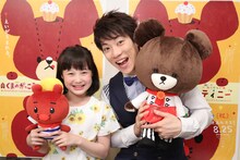 左から本田紗来、横山だいすけ。