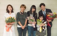 クランクアップ時の三島有紀子とキャストたち。