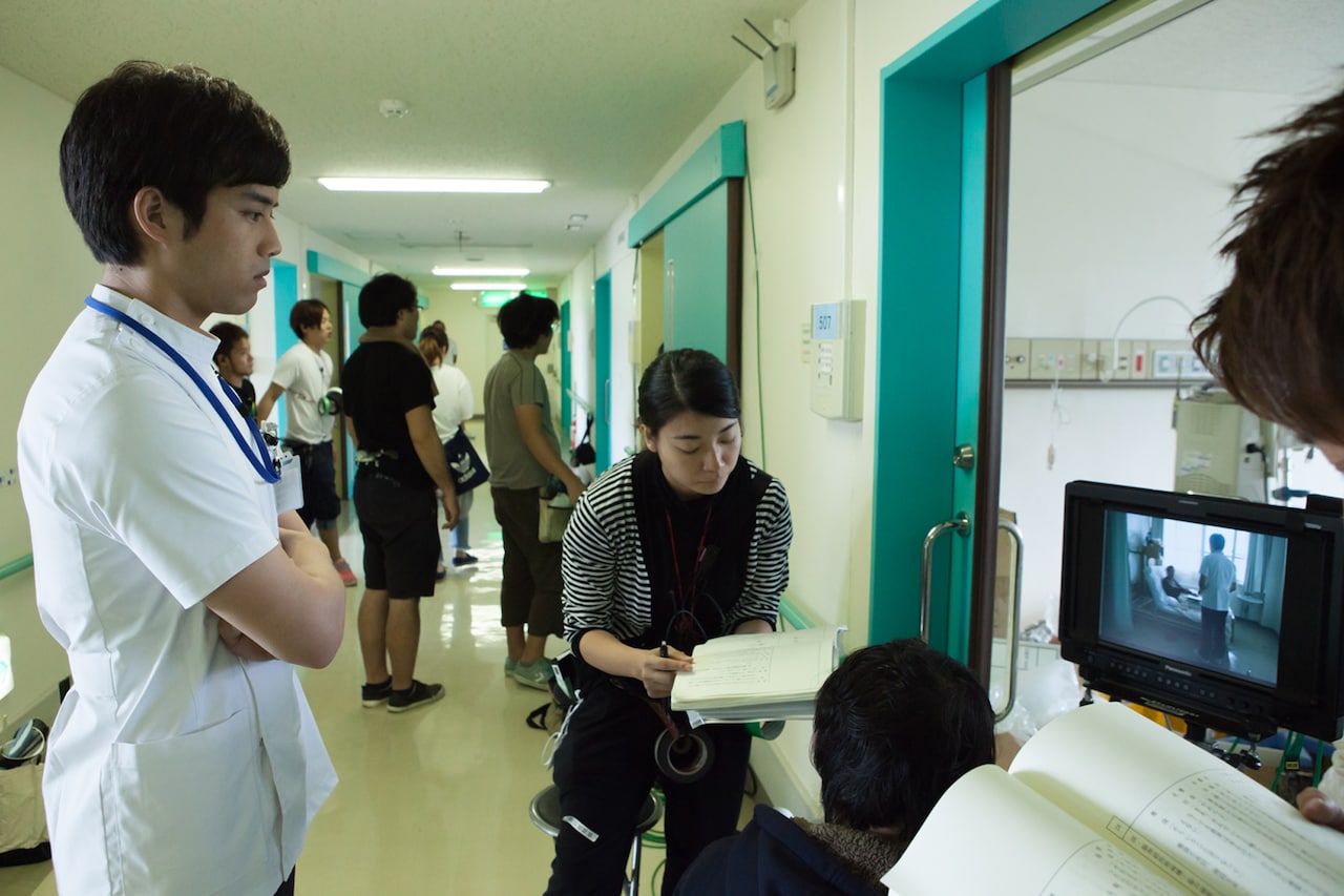 三浦貴大が理学療法士演じる「栞」クランクアップ、鶴見辰吾が父親役で共演