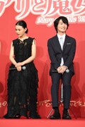 左から杉咲花、神木隆之介。