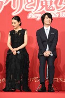 左から杉咲花、神木隆之介。