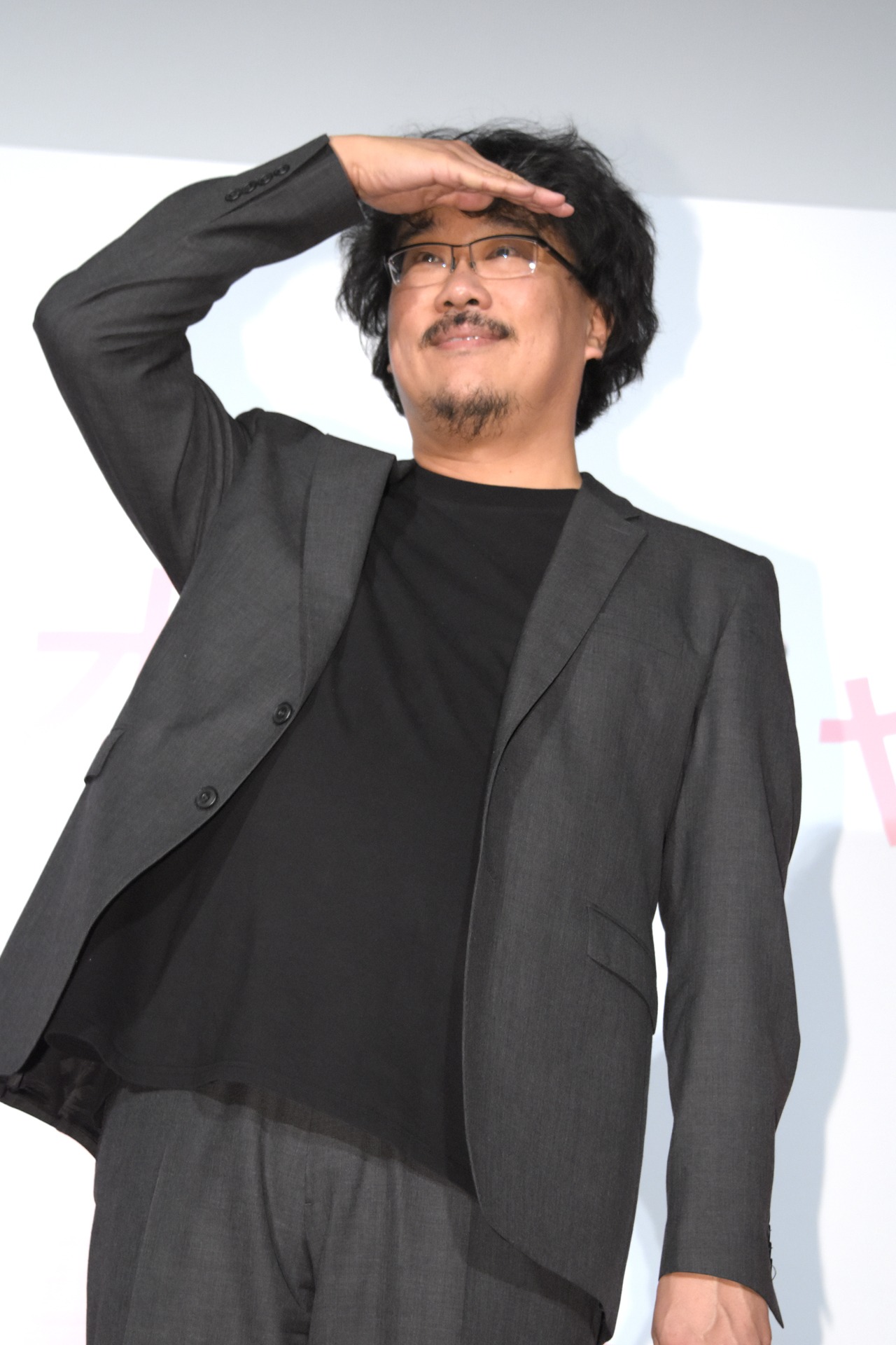 客席を見渡すポン・ジュノ。