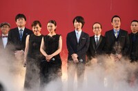 スモークの中登場したキャストたち。