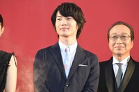 左から神木隆之介、小日向文世。