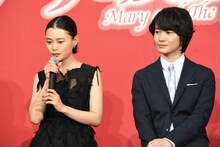 左から杉咲花、神木隆之介。