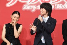 「ぬか漬けと片付けでかけたのでは……？」と聞かれ、否定する神木隆之介（右）。