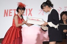 アン・ソヒョン（右）にオクジャをデザインしたプリザーブドフラワーを贈る小林星蘭（左）。