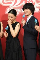 左から杉咲花、神木隆之介。