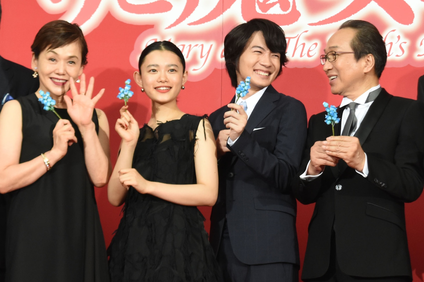 左から大竹しのぶ、杉咲花、神木隆之介、小日向文世。