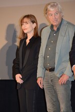 左からイザベル・ユペール、ポール・ヴァーホーヴェン。