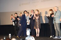 来日ゲストたちの拍手に迎えられながら登場する北野武（中央）。