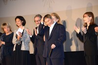 来日ゲストたちの拍手に迎えられながら登場した北野武（中央）。