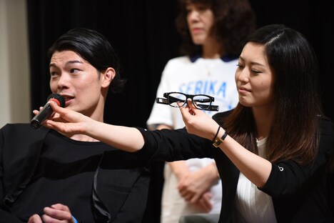 左から武藤将胤氏、「JINS MEME」を持つ妻の木綿子さん。