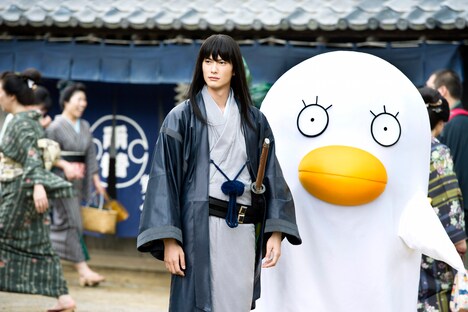 「銀魂」より。左から岡田将生演じる桂小太郎、エリザベス。