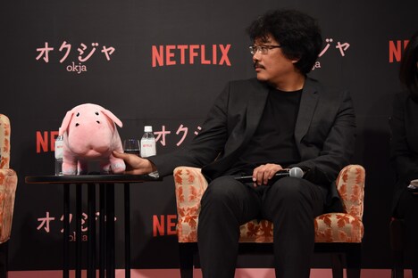 オクジャのぬいぐるみを触るポン・ジュノ。