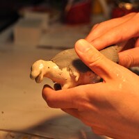 張り子のゴジラの制作工程。