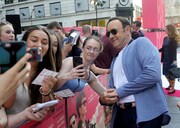 「ベイビー・ドライバー」ロンドンプレミアにて、ファンサービスをするケヴィン・スペイシー（右）。