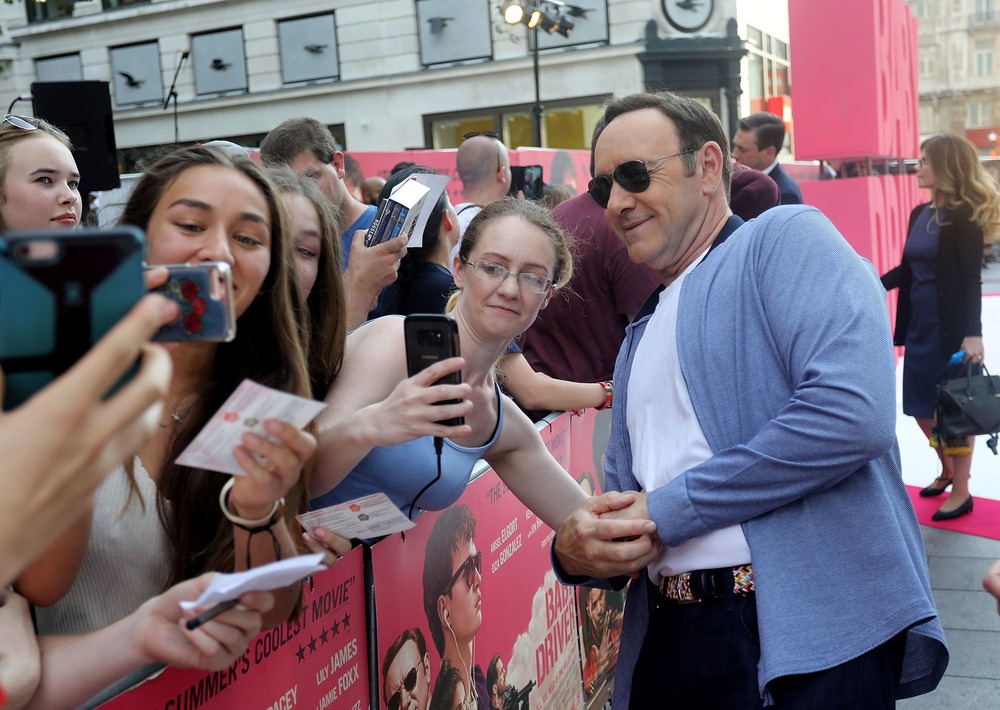 「ベイビー・ドライバー」ロンドンプレミアにて、ファンサービスをするケヴィン・スペイシー（右）。