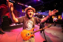 エミール・クストリッツァ＆ノー・スモーキング・オーケストラのライブの様子。