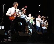 エミール・クストリッツァ＆ノー・スモーキング・オーケストラのライブの様子。