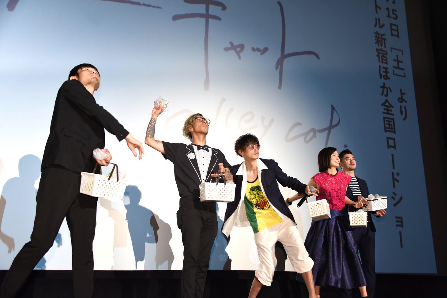 いちごミルクキャンディを投げる登壇者たち。