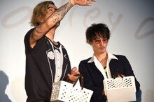 左からいちごミルクキャンディを投げる降谷建志と窪塚洋介。