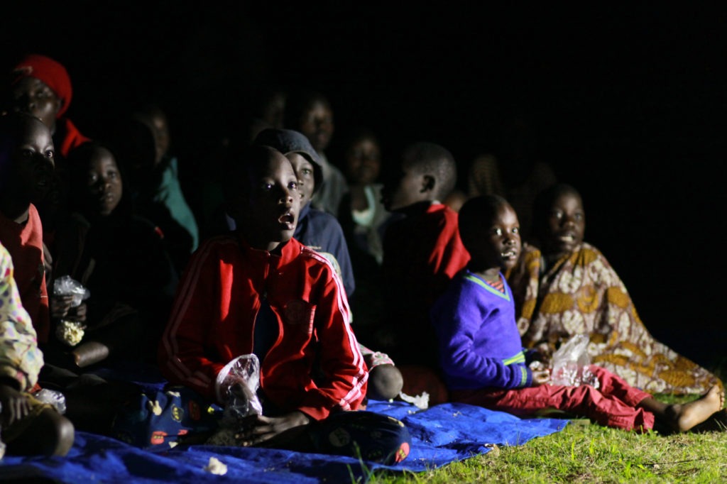 2016年に行われた「cinema stars アフリカ星空映画館」の様子。
