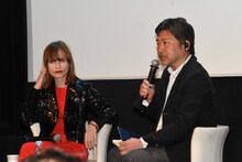 左からイザベル・ユペール、是枝裕和。