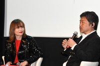 左からイザベル・ユペール、是枝裕和。