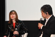 左からイザベル・ユペール、是枝裕和。