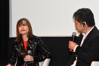 左からイザベル・ユペール、是枝裕和。