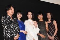 左から監督のイ・インチョル、キャストの小島藤子、菊地凛子、玄理、谷口蘭。