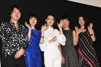 左から監督のイ・インチョル、キャストの小島藤子、菊地凛子、玄理、谷口蘭。
